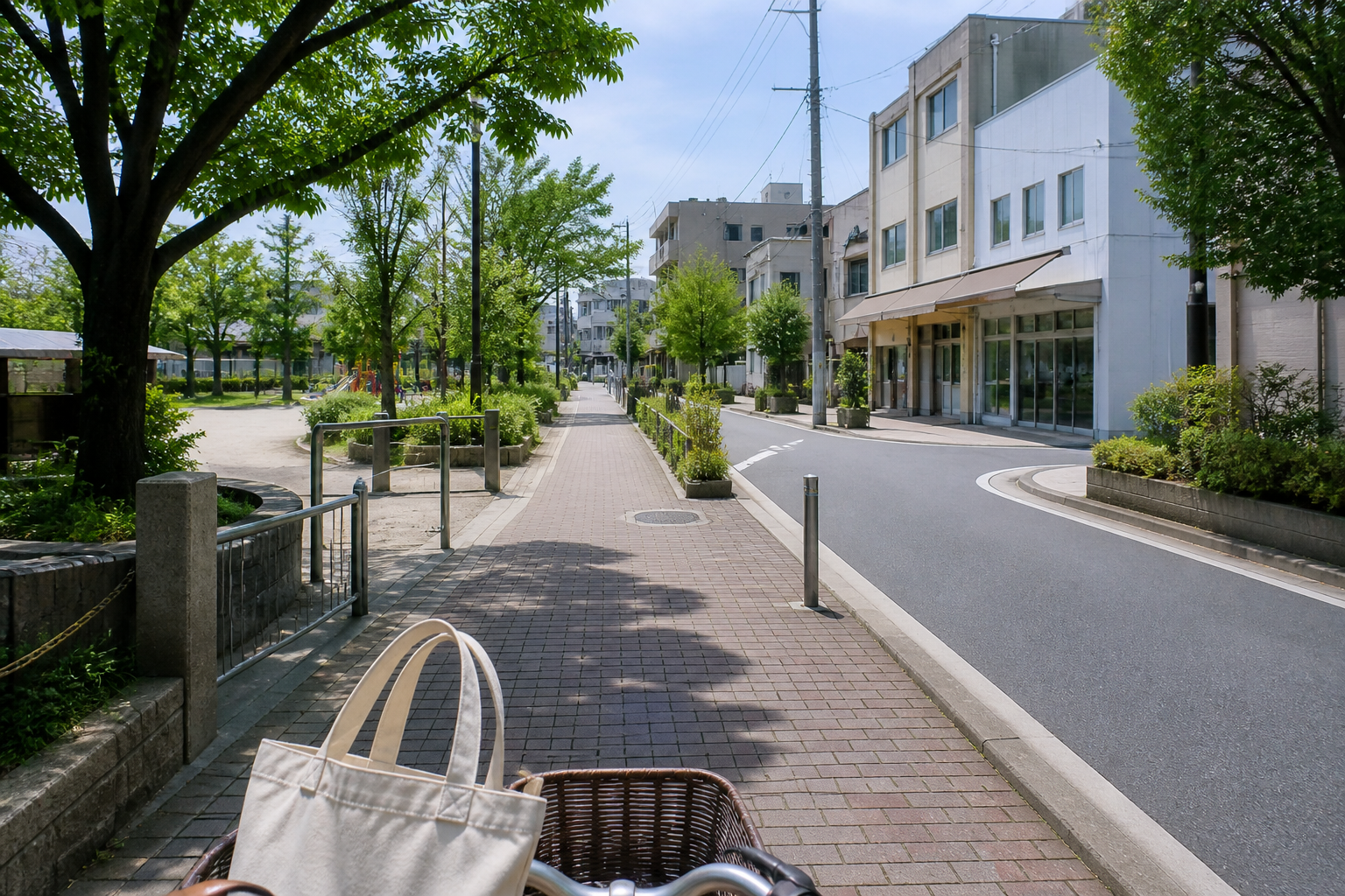 歩道と公園沿いの道から生活施設への距離感を確かめる街歩き場面をイメージするアイキャッチ